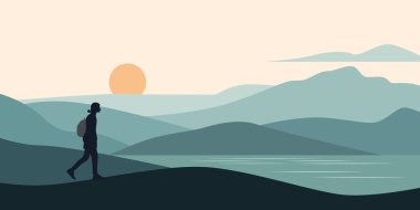 Gün batımında bir turistin silueti. Düz stil bir sahne. Güzel dağlar. Genç adam gölde dinlenmeye geldi..  
