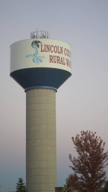 Lincoln ilçesi yakınlarındaki Sioux Falls şehrinde dimdik duran bir su kulesi..
