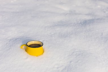 Bir kış temasının arka planında fincanda kahve.
