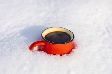 Bir kış temasının arka planında fincanda kahve.