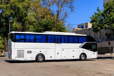 Seyahat turu yapan insan gruplarını taşımak için turist otoyolu otobüsü
