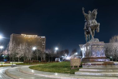 Taşkent, Özbekistan - 3 Mart 2023: Özbekistan Taşkent Cumhuriyeti merkez meydanında Amir Timur Anıtı. Akşam fotoğrafı. Özbekistan turizm için ziyaret kartı