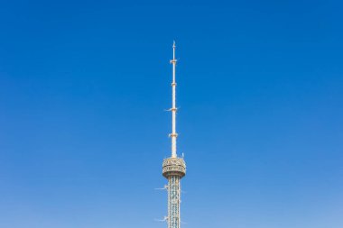 Taşkent, Özbekistan - 15 Mart 2023: Özbekistan 'da mavi gökyüzüne karşı Taşkent TV kulesi