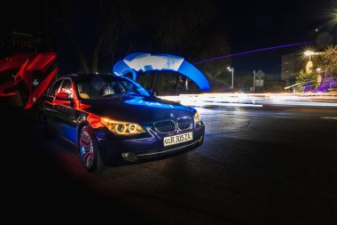 Taşkent, Özbekistan - 22 Mart 2023: İlgi çekici ışıklandırmada BMW marka araba