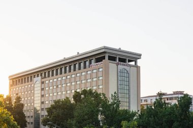 Taşkent, Özbekistan - 11 Temmuz 2023: RAMADA adlı otelin binası