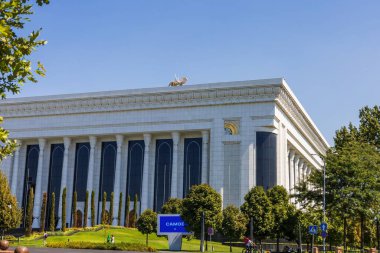 Taşkent, Özbekistan - 15 Ağustos 2023: Gülnara Karimova tarafından inşa edilen Amir Timur Meydanı 'nda kongre, konser ve resmi toplantılar düzenleme kompleksi. Özbekistan 'ın kartviziti.