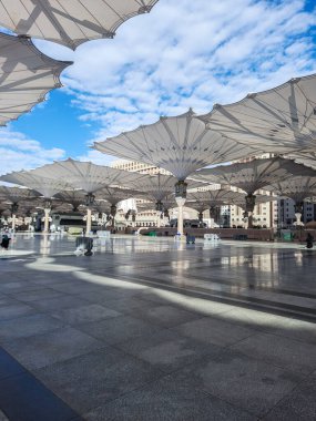 Nabawi Camii 'nin dışındaki sıcak havadan hacıları koruyan büyük şemsiyeler ya da çadırlar.