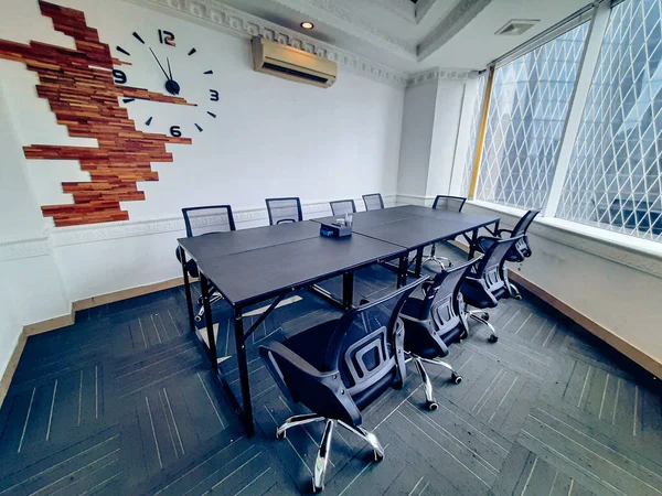 小さなオフィスの空のミーティングルーム — ストック写真