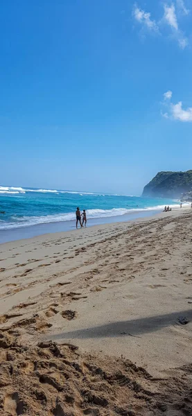 Casal Desfrutando Praia Azul Muitas Pegadas Areia Praia — Fotografia de Stock