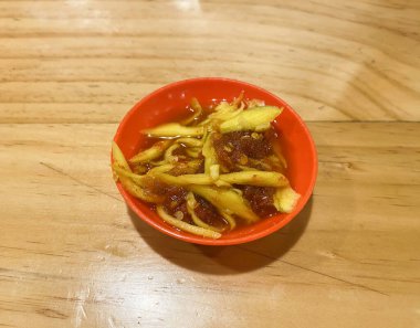 Tipik Endonezya acı biber sosu.