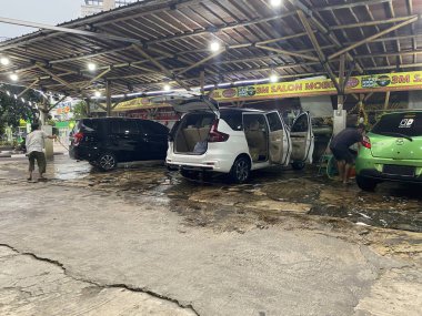  İnsanlarla araba yıkama servisi