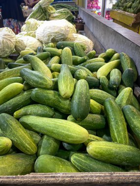 Salatalık sativus L ve Brassica oleracea veya bir sebze satıcısının yerinde salatalık ve lahana.