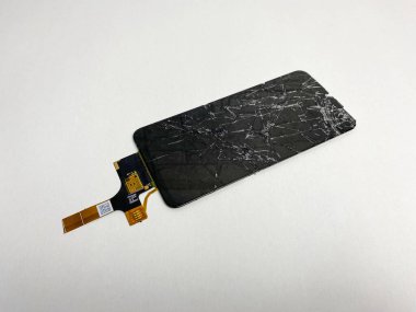 Cep telefonu ekranları kırılmış ve hasar görmüş.