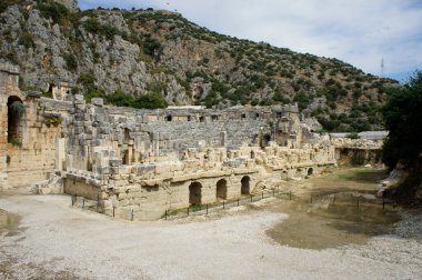 Demre 'deki antik bir Lycia taş mezarının kalıntıları.