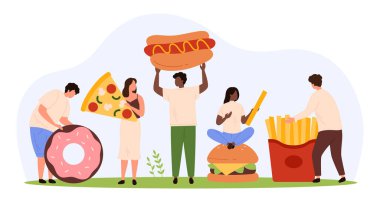 Fast food yeme ve teslimat. Ellerinde çörek ve sosisli sandviç, patates kızartması ve bir dilim pizza olan küçük insanlar, karakterler fast food parti çizgi film çizimlerinde farklı lezzetli atıştırmalıklar yer ve seçerler.