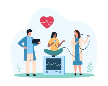 Kardiyolojide tıbbi kontrol, kardiyologlar tarafından incelenen elektrokardiyogram araştırması. Küçük insanlar hastanın kalp sağlığını EKG ile kontrol ediyor, stetoskop karikatür vektör çizimi ile dinleyin