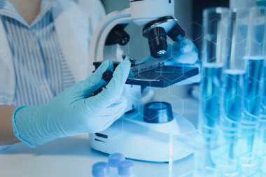 Kimyager laboratuvarda bir deney yapıyor, bir bilim adamı kimyasal bileşimi analiz etmek için mikroskop kullanıyor, bilimsel bir deney laboratuvarda biyolojik cevaplar arıyor.,