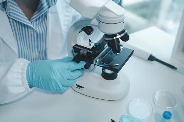 Kimyager laboratuvarda bir deney yapıyor, bir bilim adamı kimyasal bileşimi analiz etmek için mikroskop kullanıyor, bilimsel bir deney laboratuvarda biyolojik cevaplar arıyor.,