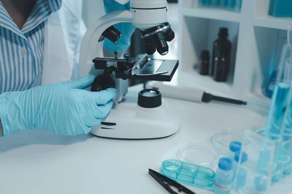 Kimyager laboratuvarda bir deney yapıyor, bir bilim adamı kimyasal bileşimi analiz etmek için mikroskop kullanıyor, bilimsel bir deney laboratuvarda biyolojik cevaplar arıyor.,