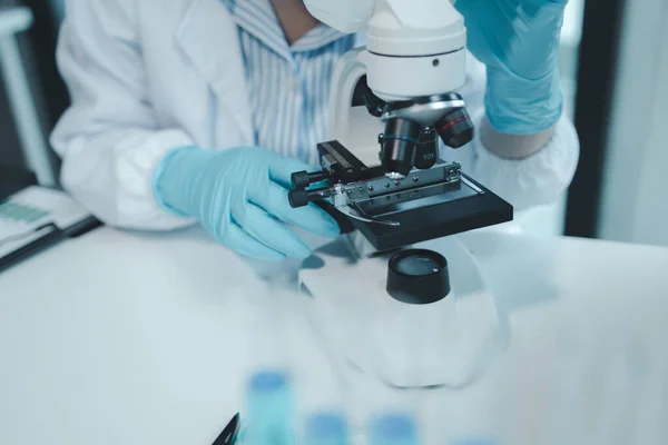 Kimyager laboratuvarda bir deney yapıyor, bir bilim adamı kimyasal bileşimi analiz etmek için mikroskop kullanıyor, bilimsel bir deney laboratuvarda biyolojik cevaplar arıyor.,