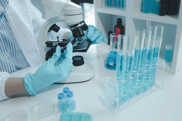 Kimyager laboratuvarda bir deney yapıyor, bir bilim adamı kimyasal bileşimi analiz etmek için mikroskop kullanıyor, bilimsel bir deney laboratuvarda biyolojik cevaplar arıyor.,