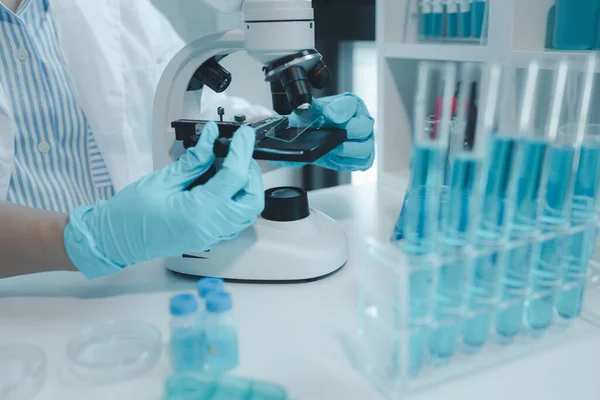 Kimyager laboratuvarda bir deney yapıyor, bir bilim adamı kimyasal bileşimi analiz etmek için mikroskop kullanıyor, bilimsel bir deney laboratuvarda biyolojik cevaplar arıyor.,