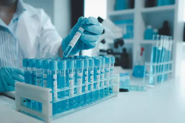 Kimyager test tüplerini kimyasal olarak analiz ediyor. Bilim adamı laboratuvarda kimyasallar üzerinde deney yapıyor. Kimyager test tüplerindeki bileşikleri kimyasal reaktörlerle ayırıyor.,