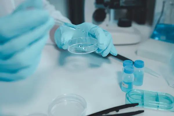 Deneylerin yapıldığı laboratuvarlardan biri, laboratuvarda bir bilim deneyi yürütülüyor, bilim adamı laboratuvarda kimyasallarla deney yapıyor., 