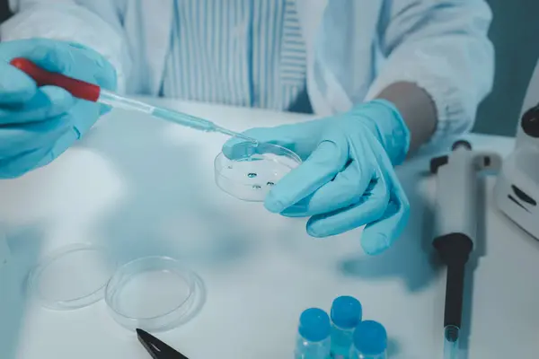 Deneylerin yapıldığı laboratuvarlardan biri, laboratuvarda bir bilim deneyi yürütülüyor, bilim adamı laboratuvarda kimyasallarla deney yapıyor., 