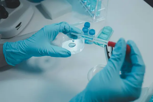 Deneylerin yapıldığı laboratuvarlardan biri, laboratuvarda bir bilim deneyi yürütülüyor, bilim adamı laboratuvarda kimyasallarla deney yapıyor., 