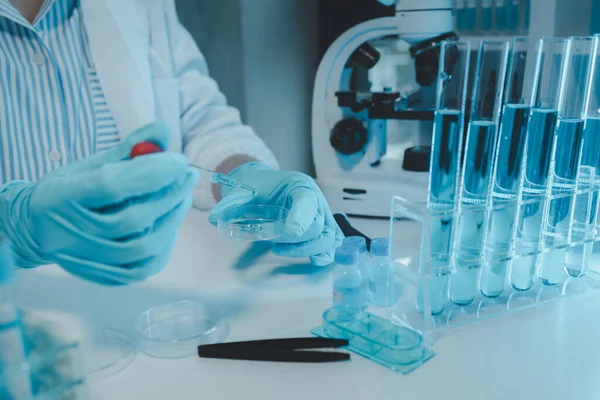 Deneylerin yapıldığı laboratuvarlardan biri, laboratuvarda bir bilim deneyi yürütülüyor, bilim adamı laboratuvarda kimyasallarla deney yapıyor., 