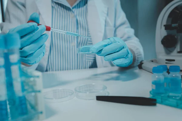 Deneylerin yapıldığı laboratuvarlardan biri, laboratuvarda bir bilim deneyi yürütülüyor, bilim adamı laboratuvarda kimyasallarla deney yapıyor., 