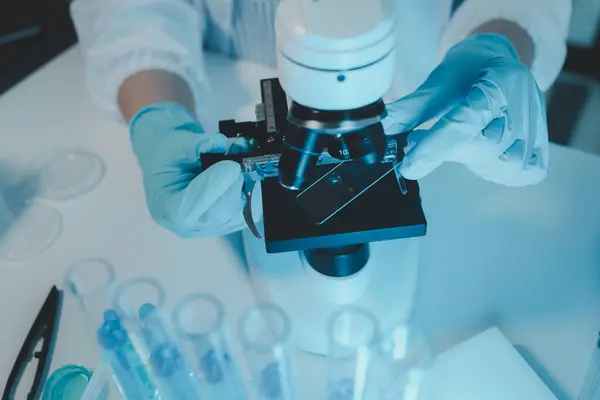 Kimyager laboratuvarda bir deney yapıyor, bir bilim adamı kimyasal bileşimi analiz etmek için mikroskop kullanıyor, bilimsel bir deney laboratuvarda biyolojik cevaplar arıyor.,