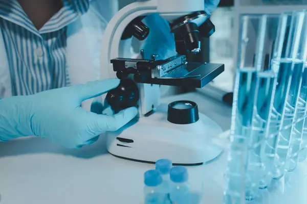 Kimyager laboratuvarda bir deney yapıyor, bir bilim adamı kimyasal bileşimi analiz etmek için mikroskop kullanıyor, bilimsel bir deney laboratuvarda biyolojik cevaplar arıyor.,