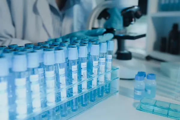 Kimyager test tüplerini kimyasal olarak analiz ediyor. Bilim adamı laboratuvarda kimyasallar üzerinde deney yapıyor. Kimyager test tüplerindeki bileşikleri kimyasal reaktörlerle ayırıyor.,