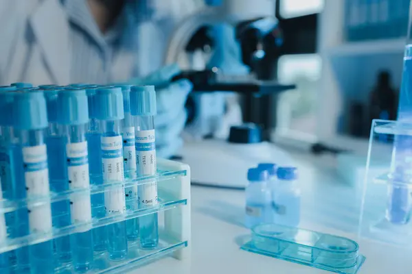 Kimyager test tüplerini kimyasal olarak analiz ediyor. Bilim adamı laboratuvarda kimyasallar üzerinde deney yapıyor. Kimyager test tüplerindeki bileşikleri kimyasal reaktörlerle ayırıyor.,