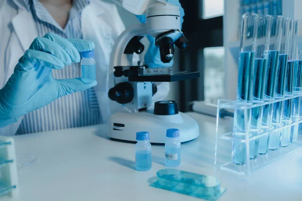 Kimyager laboratuvarda bir deney yapıyor, bir bilim adamı kimyasal bileşimi analiz etmek için mikroskop kullanıyor, bilimsel bir deney laboratuvarda biyolojik cevaplar arıyor.,