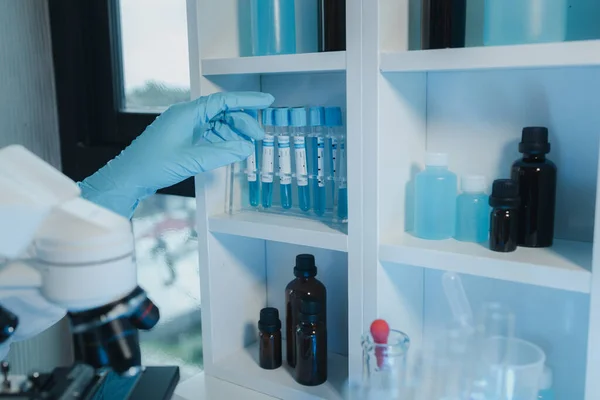 Kimyager test tüplerini kimyasal olarak analiz ediyor. Bilim adamı laboratuvarda kimyasallar üzerinde deney yapıyor. Kimyager test tüplerindeki bileşikleri kimyasal reaktörlerle ayırıyor.,