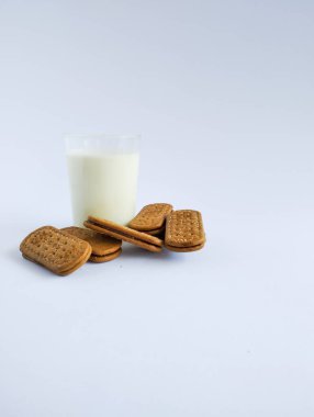 Birkaç çikolatalı bisküvi ve bir bardak süt.