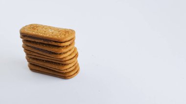 Çikolata dolu bisküviler. Beyaz arkaplanda izole edilmiş tatlı pasta.