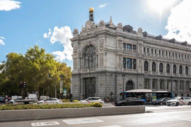Madrid, İspanya; 10-18-2023: Madrid 'deki ünlü Plaza de Cibeles ile Alcala Caddesi arasındaki İspanya Bankası Cephesi