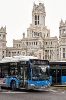 Madrid, İspanya; 10-16-2023: Madrid 'deki Puerta del Sol amblemine giden halk otobüsü belediye binasının önünden geçiyor