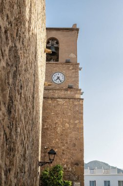 Mojacar Kilisesi 'nin çan kulesi, İspanya' nın güneyinde, Endülüs bölgesinde tipik bir yapı.