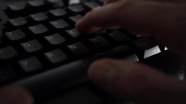 Bir adam iş klavyesinde yazarken hareket takip ediliyor