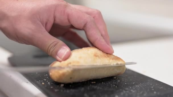 Mano Hombre Cortando Pan Congelado Por Mitad Para Preparar Delicioso — Vídeo de stock