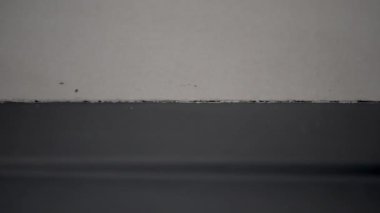 Bir kanülün su ve nemi ayırmak için bir duş tepsisinin eklem yerine silikon sürdüğü 4K video.