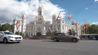 Madrid, İspanya; 10-18-2023: Madrid 'in merkezinde Puerta de Alcala ve Plaza de Cibeles yakınlarında araçlar dolaşmaktadır.
