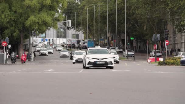 Madrid Spanien 2023 Fordon Trafik Genom Centrala Madrid Nära Puerta — Stockvideo