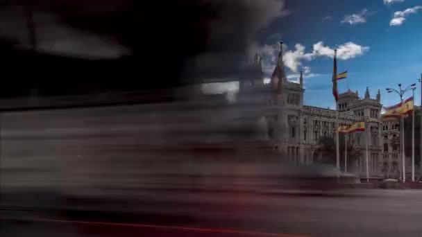 마드리드 스페인 2023 이름의 여신과 바람과 교통에 흔들리는 스페인 깃발을 — 비디오