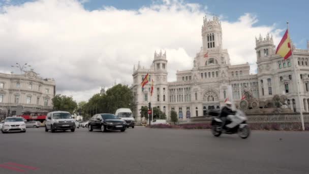 Madrid Španělsko 2023 Vozidla Projíždějící Centrem Madridu Blízkosti Puerta Alcala — Stock video